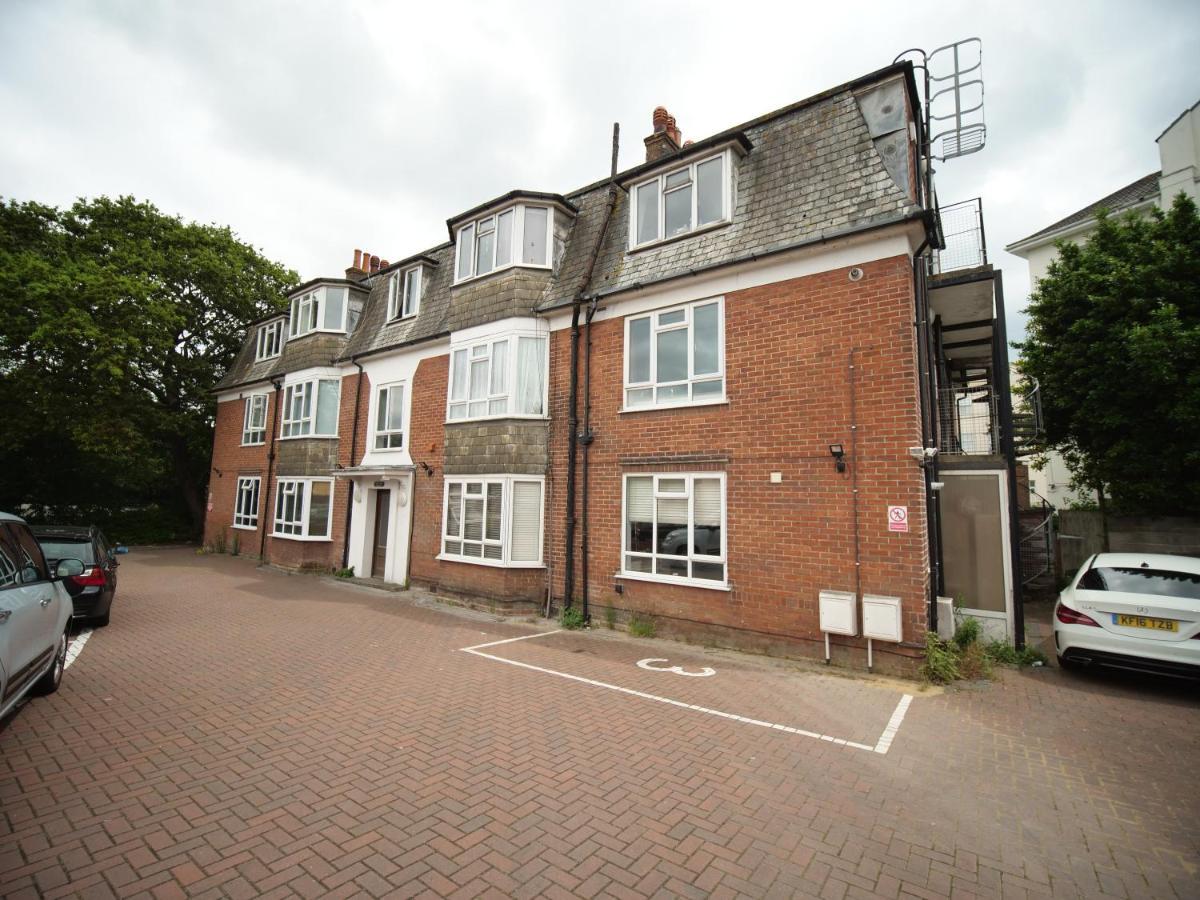 Town Centre Apartment Sleeps 9 Bournemouth Exterior photo